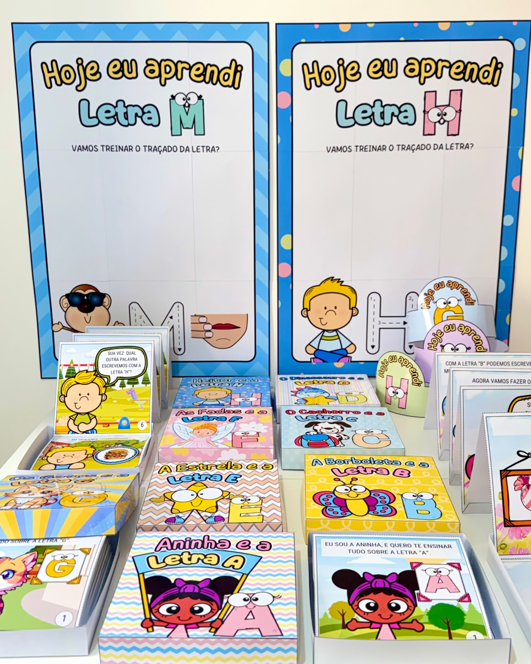Combo Super Kits - História na Caixa + Cartazes do Alfabeto