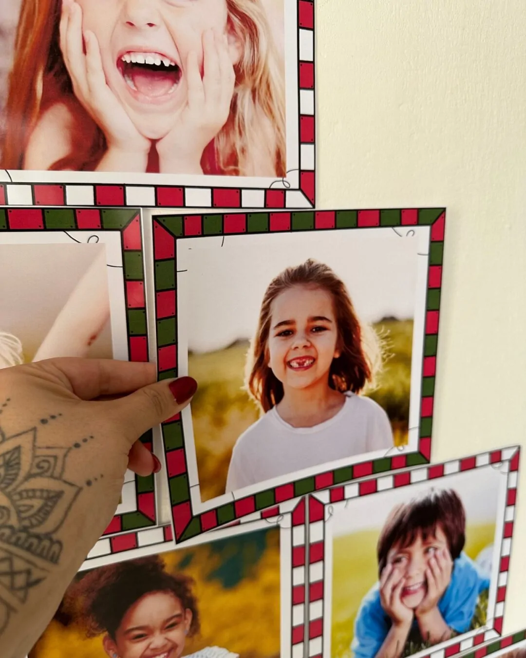 Mural de Fotos em Formato de Árvore de Natal - Imagem 8