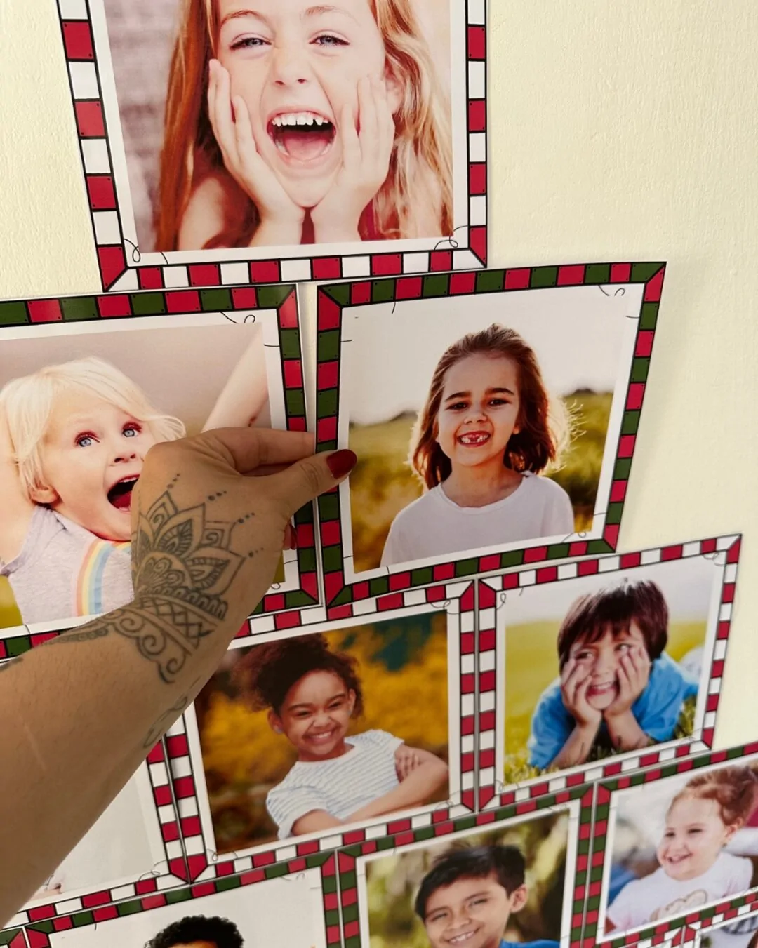 Mural de Fotos em Formato de Árvore de Natal - Imagem 2