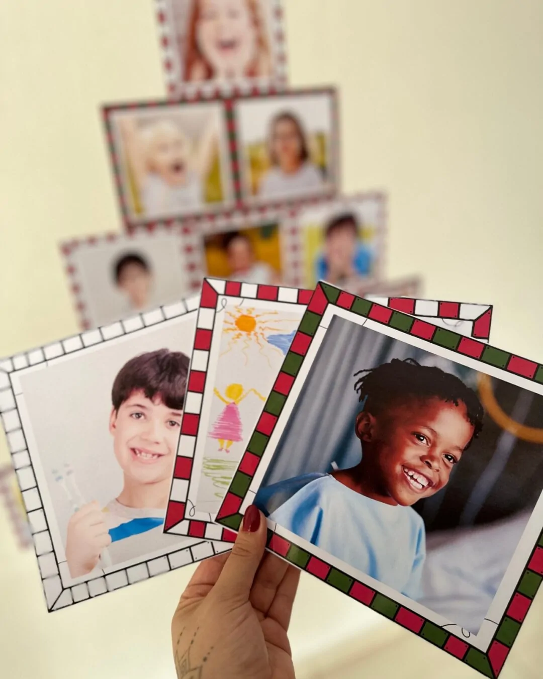 Mural de Fotos em Formato de Árvore de Natal - Imagem 7