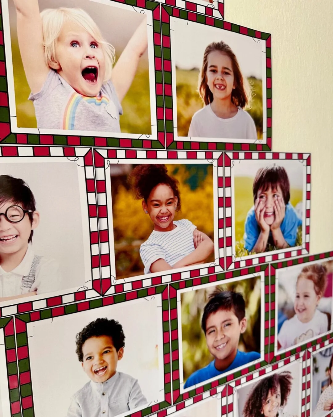 Mural de Fotos em Formato de Árvore de Natal - Imagem 6