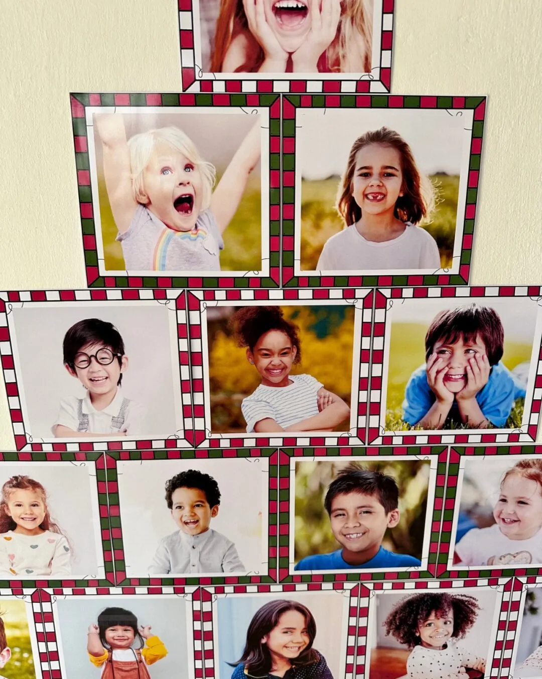 Mural de Fotos em Formato de Árvore de Natal - Imagem 3