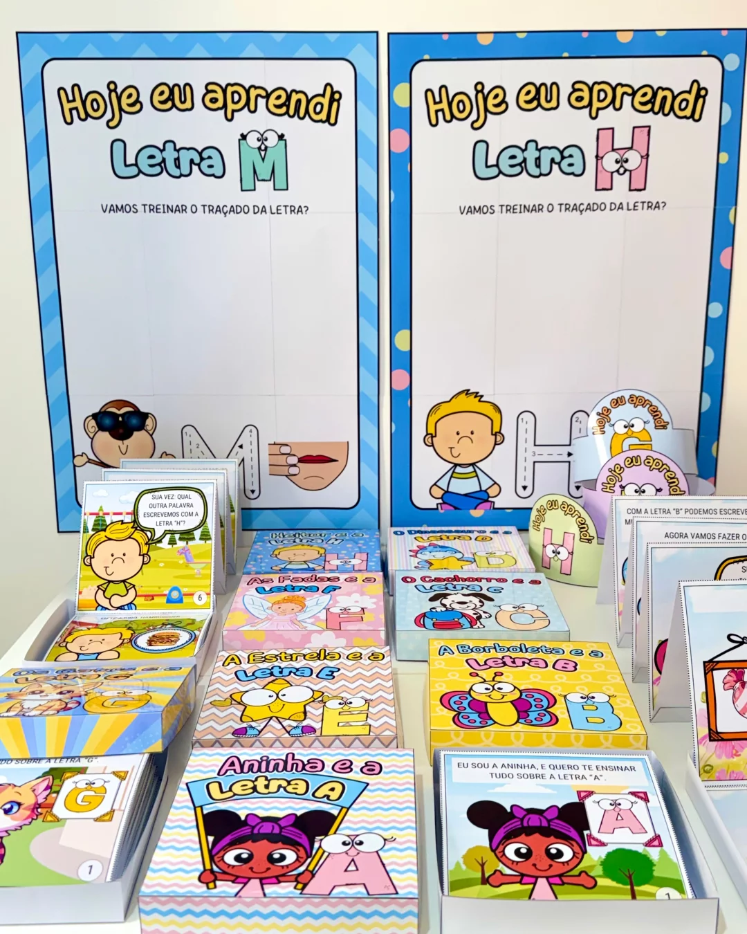 Combo Super Kits - História na Caixa + Cartazes do Alfabeto